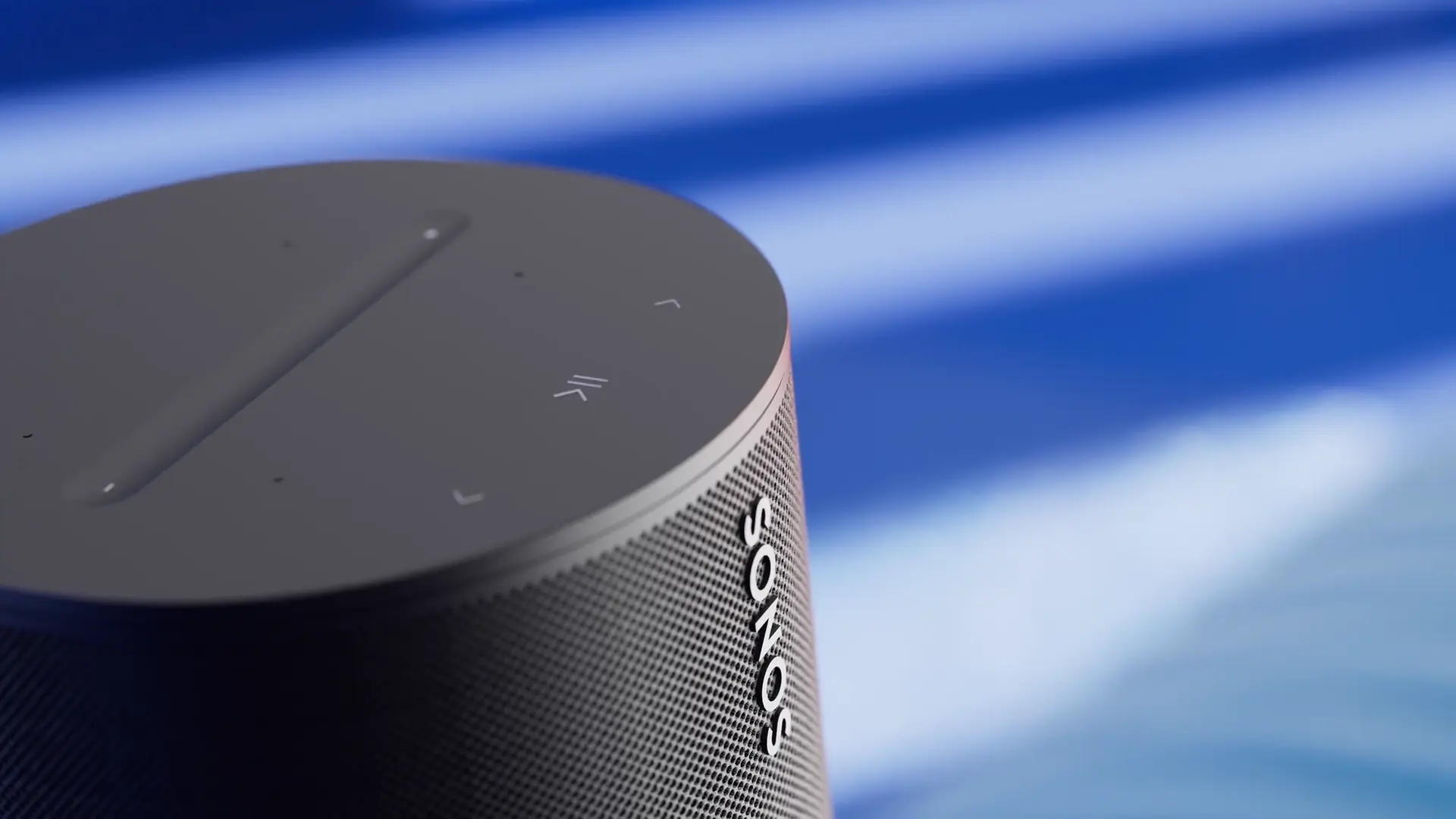 Nahaufnahme der Bedienfläche eines Sonos-Lautsprechers vor blau-weißem Hintergrund